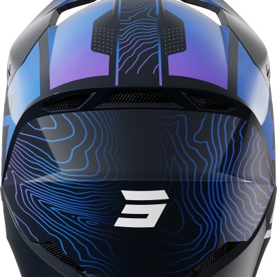 Capacete preto com padrão azul e roxo e letra S branca