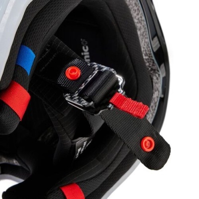 Interior acolchoado e fecho de capacete preto com detalhes vermelhos e azuis