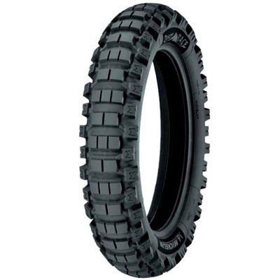 Pneu de motocross preto com padrão quadrado e inscrição MICHELIN