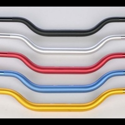 Cinco guiadores de bicicleta coloridos alinhados