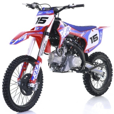 Motocross vermelho, azul e branco com o número 15 e pneus para terreno off-road.