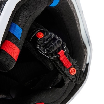 Parte interior de capacete com almofadas pretas, tiras vermelhas e detalhes em azul e vermelho