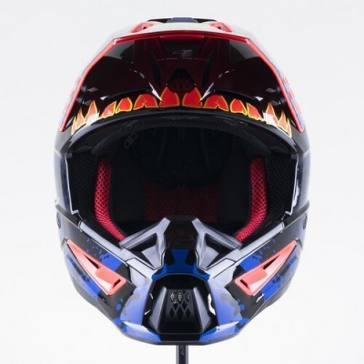 Capacete de motocross preto com chamas e detalhes coloridos