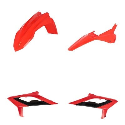 Peças plásticas vermelhas e pretas para bicicleta elétrica em fundo branco