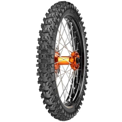 Roda de motocicleta fora de estrada com pneu cravado preto e cubo laranja