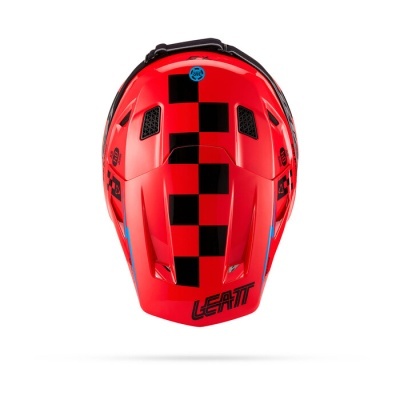 Capacete vermelho com padrão xadrez preto e texto LEATT.