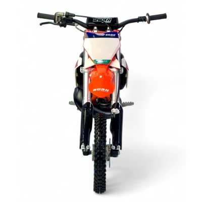 Moto de motocross laranja, branca, azul e preta vista de frente com pneu grosso