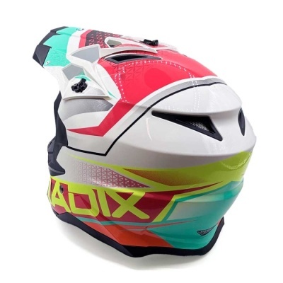 Capacete de motocross colorido com a palavra RADIX