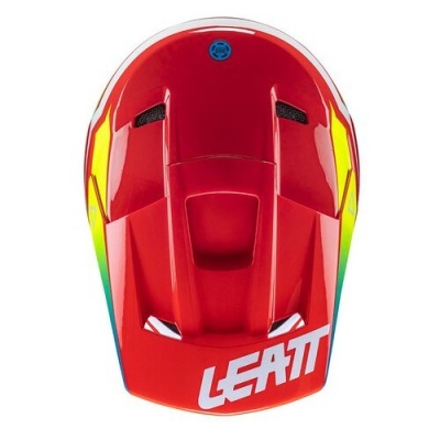 Capacete vermelho com detalhes amarelos e verdes e texto LEATT branco na frente