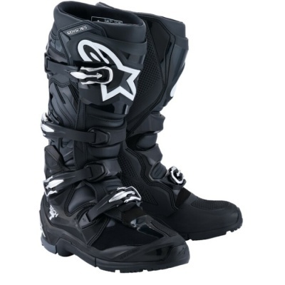 Botas de motocross pretas com detalhes brancos e fechos de fivela.