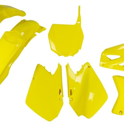 Conjunto de peças plásticas amarelas para mota dispostas sobre fundo branco