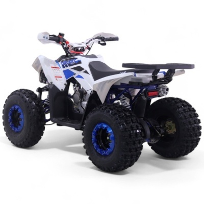 Quadriciclo ATV branco com detalhes em azul e preto sobre fundo branco