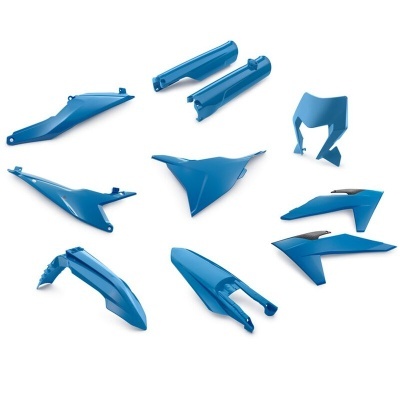 Peças plásticas azuis para motocicleta em fundo branco