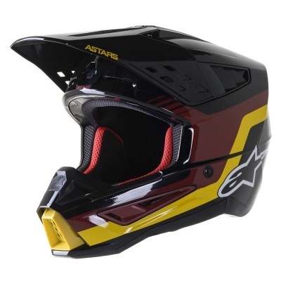 Capacete motocross preto vermelho amarelo com texto ASTARS