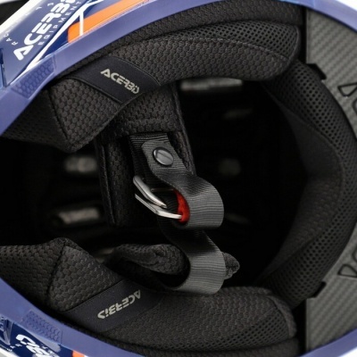 Interior acolchoado de capacete azul com correia preta e logo Acerbis