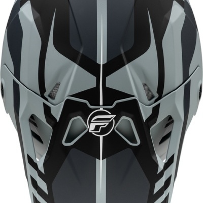 Capacete de motocross preto e cinza com logótipo FLY