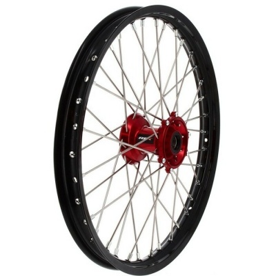 Roda de bicicleta aro preto, raios prateados, cubo vermelho, fundo branco