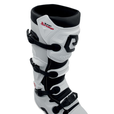 Bota de motocross branca e preta com fechos pretos e texto Climate XPROOF