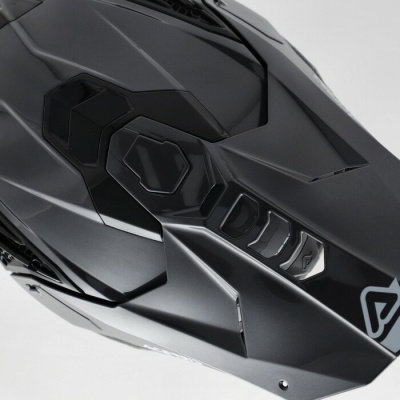 Capacete preto com design aerodinâmico e texto DDI