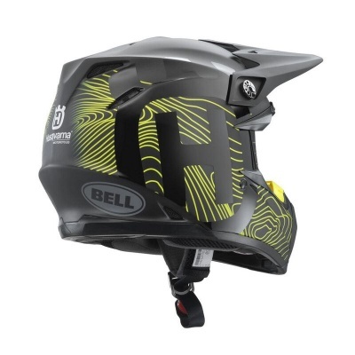 Capacete de motocross preto com detalhes amarelos e marcas BELL e santvama