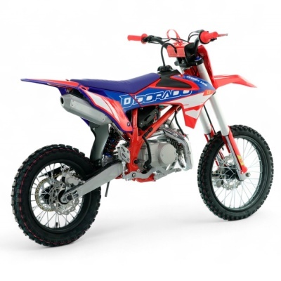 Motocross vermelho, azul e branco com quadro metálico e pneus pretos