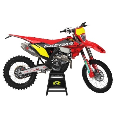 Motocross GasGas vermelha com detalhes amarelos e pretos e pneus de cravos.