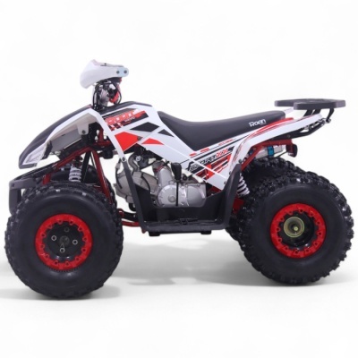 Quad ATV branco e vermelho com rodas vermelhas em fundo branco
