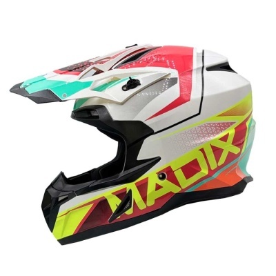 Capacete de motocross branco, vermelho, verde, amarelo e preto com texto MADIX
