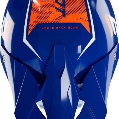 Capacete azul com detalhes laranja e branco e texto 'SHOT' e 'NEVER BACK DOWN'