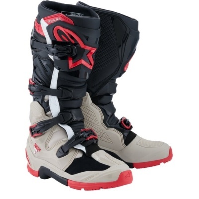 Botas de motocross pretas, cinza claro e vermelhas com fechos ajustáveis