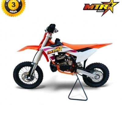 Motocross laranja e branco com pneus pretos em suporte metal