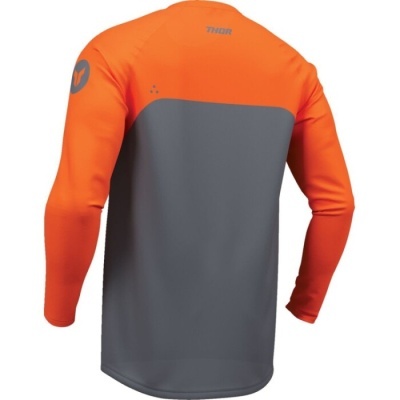 Camisola desportiva laranja e cinza com texto THOR e logótipo no braço