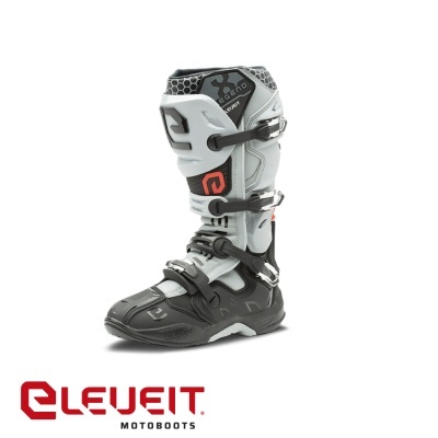 Bota motocross cinzenta e preta Eleveit com fivelas metálicas e detalhes em branco e vermelho