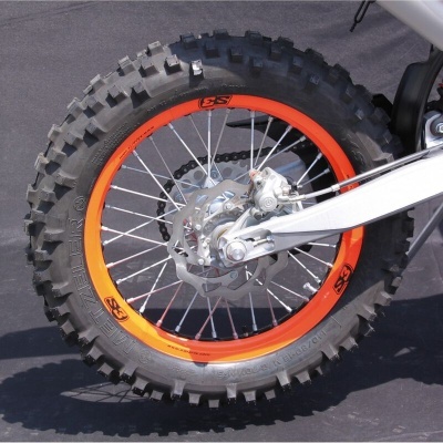 Roda traseira de mota de motocross com pneu preto e jante laranja