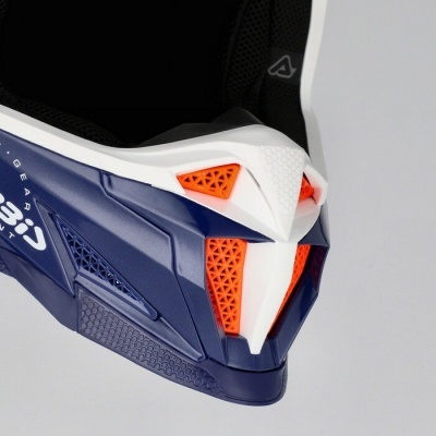 Parte inferior de capacete azul, branco e laranja com grelha triangular