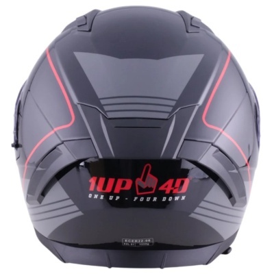 Capacete de mota preto com detalhes vermelhos e texto 1UP 4D na parte traseira