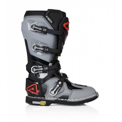 Bota de motocross cinza, preta e vermelha com fivelas e sola Vibram