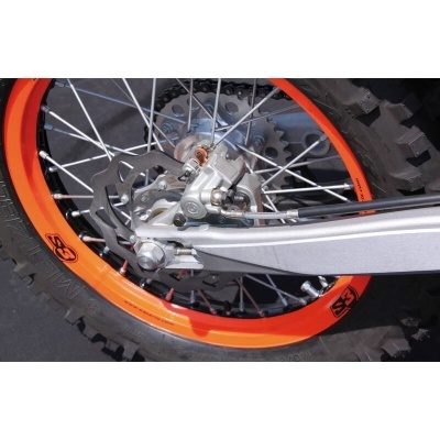 Roda de bicicleta com aro laranja e disco de travão