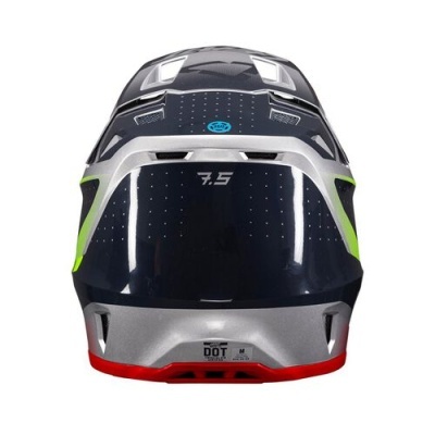 Capacete preto, cinzento, vermelho e verde visto de trás com texto 7.5 e etiqueta DOT M