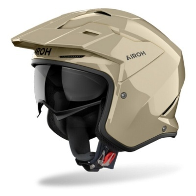 Capacete aberto de moto AIROH bege com viseira fumada e interior preto.