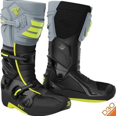 Botas de motocross pretas, cinzentas e amarelas com detalhes texturizados e inscrições visíveis.