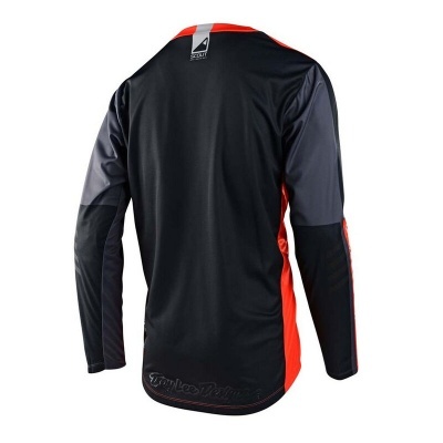 Camisola desportiva preta com detalhes em cinza e vermelho, vista de costas.