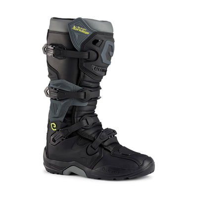 Bota de motocross preta e cinza com fivelas de fixação e texto X-CROSS PRIME