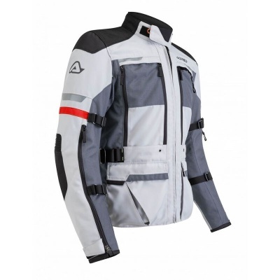 Casaco de motociclista cinza, branco e preto com detalhes em vermelho