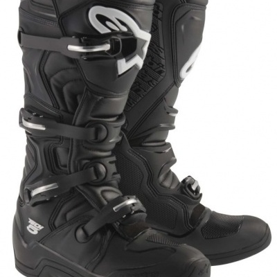 Botas pretas de motociclismo com fivelas metálicas e detalhes cinza