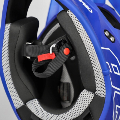 Capacete azul com interior acolchoado cinza e preto e fecho de segurança