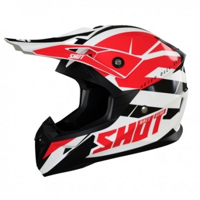 Capacete de motocross com cores vermelha, preta e branca e texto decorativo.