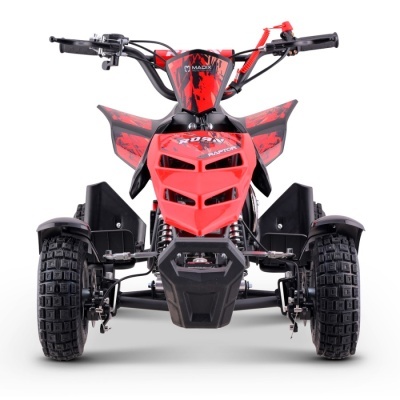 Quadriciclo infantil vermelho e preto visto de frente