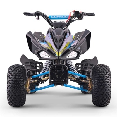 Quadriciclo off-road preto com detalhes em azul e amarelo, faróis em forma de olho e almofada azul no guiador com palavra DORADO