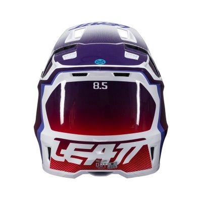 Capacete de motocross branco, vermelho, azul e roxo com texto 8.5 e LEATT